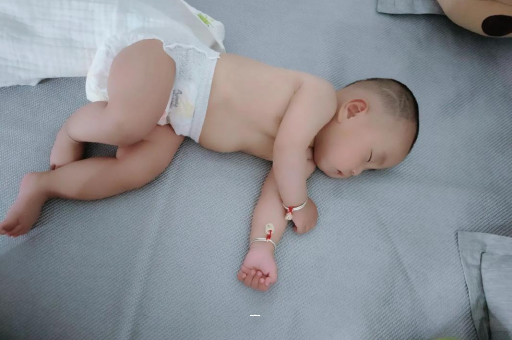 济南宝宝脚心出汗怎么回事